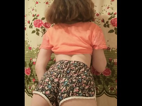 ❤️ Сексуальная юная малышка делает стриптиз снимая свои шортики на камеру Видео траха на нашем сайте pornsos-com.ru ️❤
